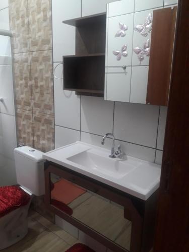 a bathroom with a sink and a shower at Recanto do Sossego in Alto Caparao