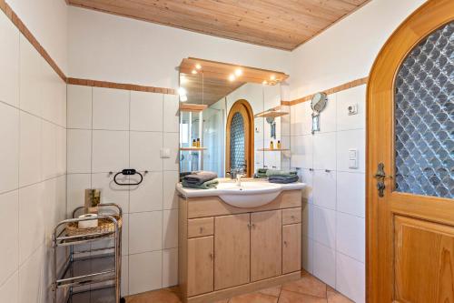 ein Bad mit einem Waschbecken und einem Spiegel in der Unterkunft 1 Haus Reichl in Gstadt am Chiemsee