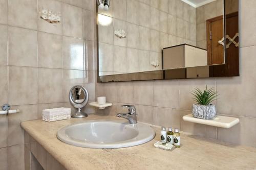 Koupelna v ubytování [Pochi Passi dal Mare]Ampia Casa & Cortile privato