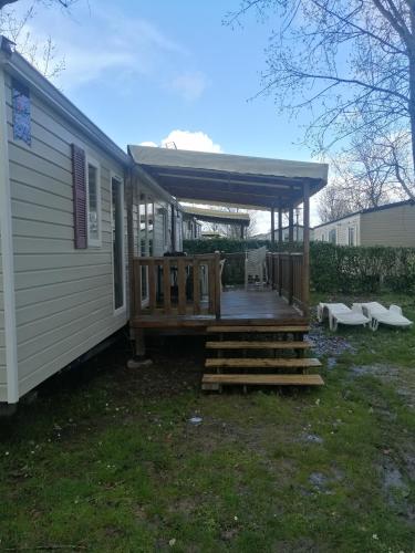 a porch with a gazebo on the side of a house at MHVACANCES LOUENT PLUSIEURS MOBILHOMES DANS CAMPING 4 ETOILES PROCHE CHATEAUX et ZOO BEAUVAL in Onzain