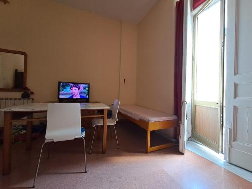 una habitación con una mesa con un ordenador. en AG HOME ADRAGNA, en Catania