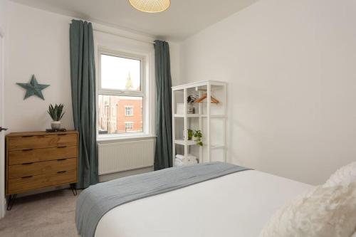 Ein Bett oder Betten in einem Zimmer der Unterkunft High Tide - Filey apartment close to beach