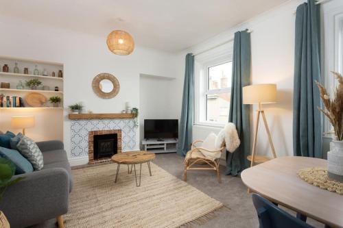 ein Wohnzimmer mit Couch und Kamin in der Unterkunft High Tide - Filey apartment close to beach in Filey
