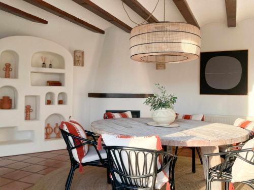 a dining room with a table and chairs at Casa Venezuela in Jávea