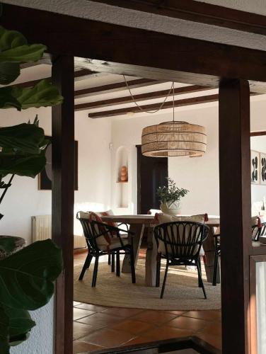 a dining room with a table and chairs at Casa Venezuela in Jávea