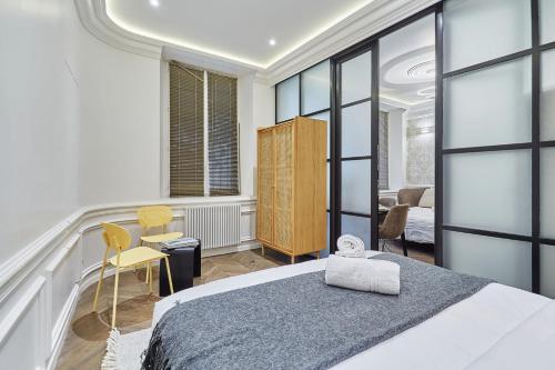 Posteľ alebo postele v izbe v ubytovaní Apartment Louvre Museum by Studio prestige