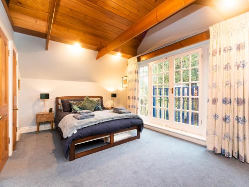 1 dormitorio con cama y ventana grande en Pass the Keys Cosy River House With Beautiful Views en Kingston upon Thames