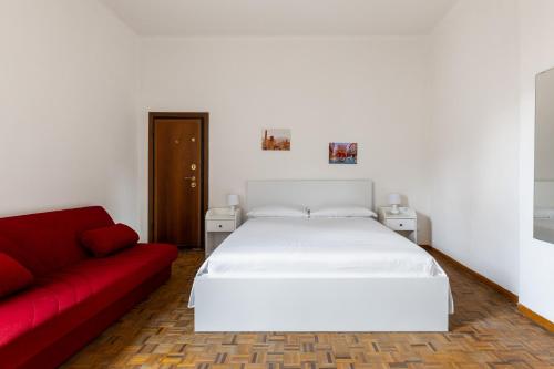A bed or beds in a room at Alessandrini Apartment alla Finestrella by Wonderful Italy