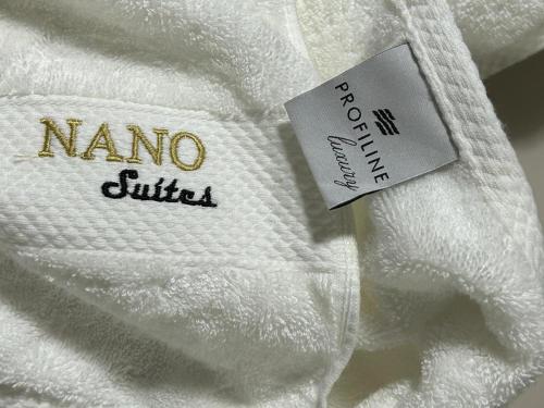 a white towel with a label on it at NANO Suítes - solteiro in Uberlândia