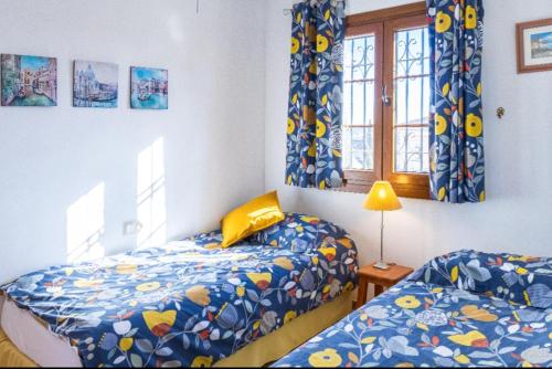 Posteľ alebo postele v izbe v ubytovaní Andalusialaistyyppinen, 3 makuuhuoneen asunto Casa Zarina, Puebla Aida, Mijas