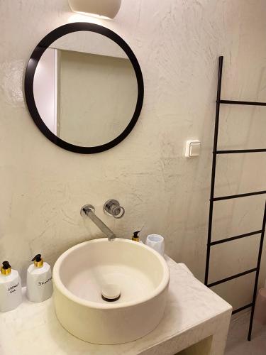 a bathroom with a sink and a mirror on the wall at Galanos Katoikies in Órmos Aiyialís