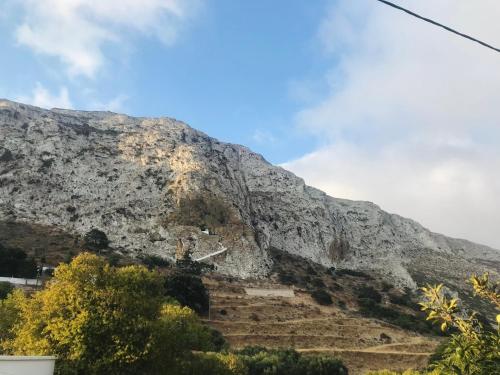 een berg met trappen ervoor bij Galanos Katoikies in Órmos Aiyialís