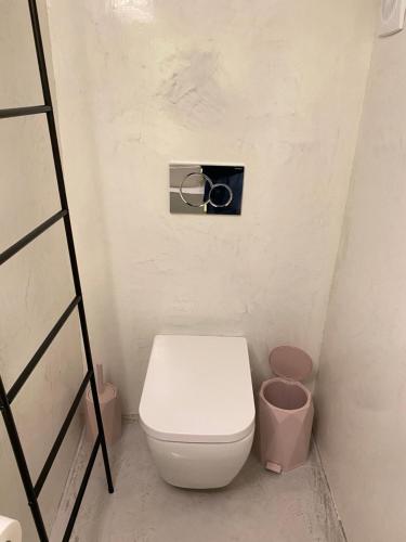 a small bathroom with a white toilet in a room at Galanos Katoikies in Órmos Aiyialís