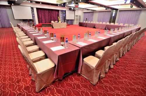 a large banquet hall with long tables and chairs at Royal Chiayi Hotel in Chiayi City