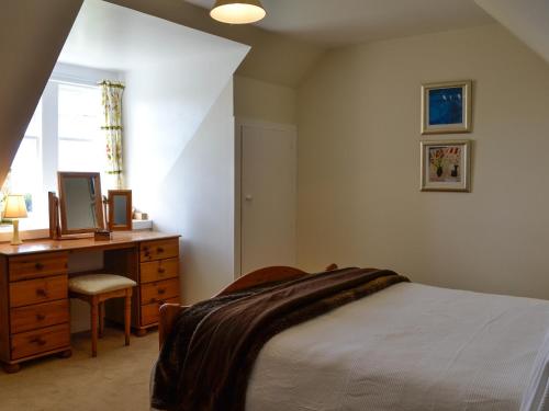 een slaapkamer met een bed, een dressoir en een raam bij Prospecthill House in Whitehouse