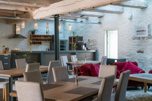 una sala da pranzo con tavoli e sedie in legno di Dagen Haus Guesthouse a Orjaku