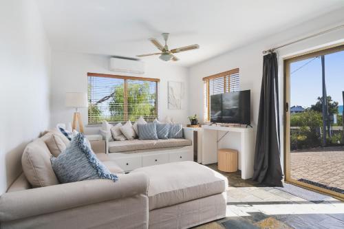 sala de estar con sofá y TV en Oceanview Manor by "Peppy Beach Retreats" - Two Houses in One with Panoramic Views, en Capel