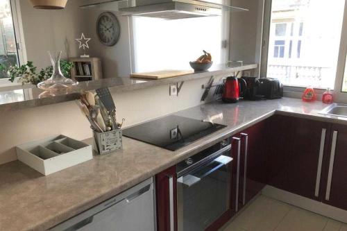une cuisine avec un évier et un plan de travail dans l'établissement 90m with large terrace near the beach, à Le Touquet-Paris-Plage