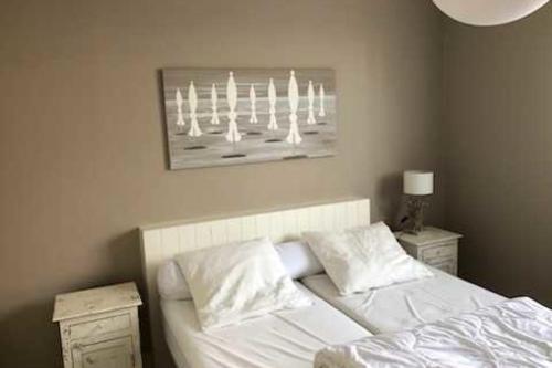 - une chambre avec un lit blanc et 2 tables de chevet dans l'établissement 90m with large terrace near the beach, à Le Touquet-Paris-Plage