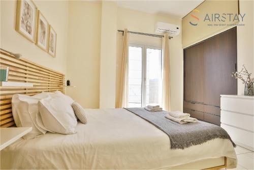 Tempat tidur dalam kamar di Nautilus Apartments Airport by Airstay