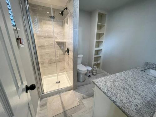 y baño con ducha, aseo y lavamanos. en 3BR 2BA Home at Cross Timbers, en Mineral Wells