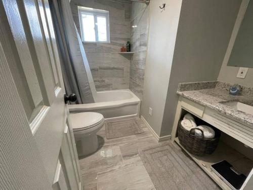 Bilik mandi di 3BR 2BA Home at Cross Timbers