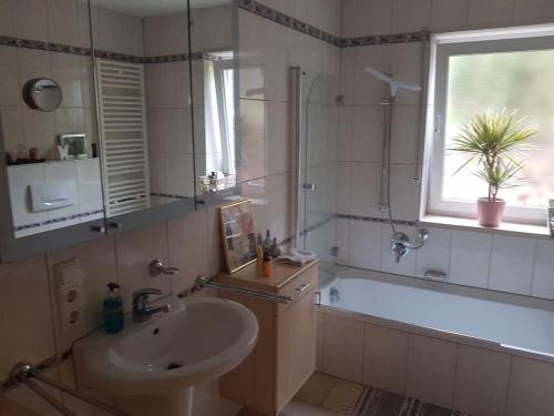 ein Badezimmer mit einem Waschbecken, einer Dusche, einer Badewanne und einem Waschbecken in der Unterkunft Bei Annemarie in Trier