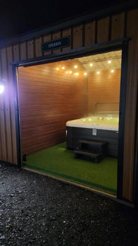 Fotografie z fotogalerie ubytování Belraugh Mountain View Hot Tub Lodges v destinaci Garvagh
