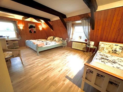 een slaapkamer met een bed en een man met een hoed bij Seefahrer Musik- & Kreativhotel in Osten