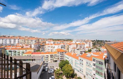 uitzicht op een stad met gebouwen en auto's bij Cardia’s Guest House in Sacavém