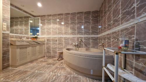 uma casa de banho com uma banheira e um lavatório em IMEDA Casa 6 Estrellas em Serra Nevada