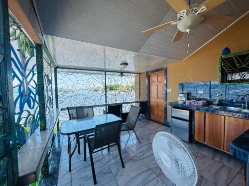 希門尼斯港的住宿－Cabinas Jimenez，厨房以及带桌椅的用餐室。