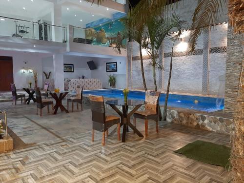 uma sala de estar com uma mesa e uma piscina em La Posada 815 em Pisco