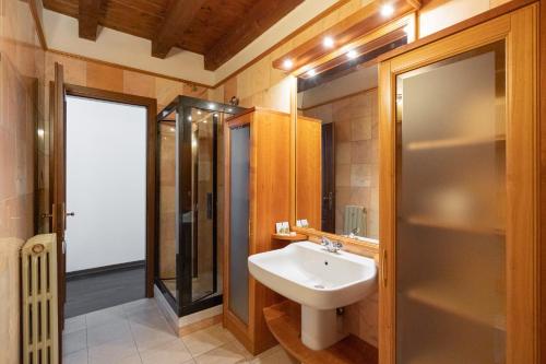 a bathroom with a sink and a shower at Domus Verona - Centralissima e antica Residenza Cappello in Verona