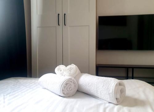 two rolled towels sitting on top of a bed at Apartament Sky Jastrzębia Góra in Jastrzębia Góra