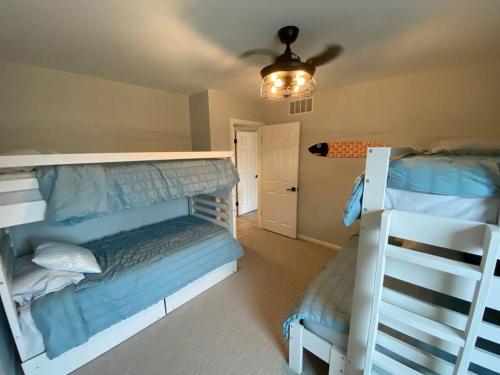 Fotografie z fotogalerie ubytování Stunning and Spacious 3br/2.5 ba only a block to the Bay Beaches v destinaci Wildwood Highlands Beach
