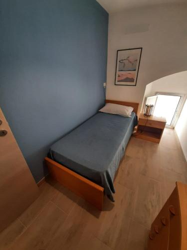 a small bedroom with a bed and a window at Casa Incanto Marina Bis in Marina di Ragusa