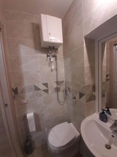 a small bathroom with a toilet and a sink at Casa Incanto Marina Bis in Marina di Ragusa
