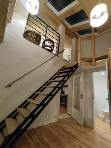 eine Treppe in einem ausgebauten Dachgeschoss mit Badezimmer in der Unterkunft Ferienwohnung, Ferienapartment, Monteurwohnung, in Wittlich