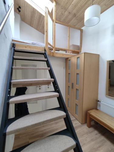 Ein Hochbett in einem winzigen Zimmer mit Treppe in der Unterkunft Ferienwohnung, Ferienapartment, Monteurwohnung, in Wittlich