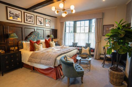 Salisbury Arms Hotel في هيرتفورد: غرفة نوم بسرير كبير ونافذة كبيرة