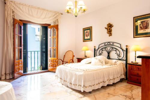 een slaapkamer met een bed en een balkon bij Casa Lola Centro de Nerja in Nerja