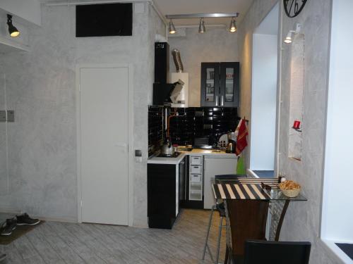 Een keuken of kitchenette bij Modern Apartments
