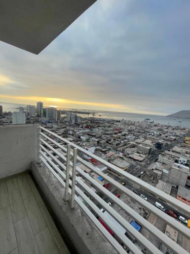 desde el balcón de un edificio con vistas a la ciudad en DEPARTAMENTO CENTRICO, en Iquique