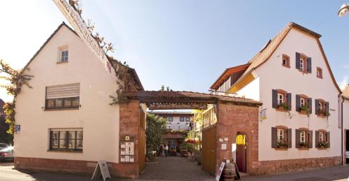 ein altes Gebäude mit einem Tor in einer Straße in der Unterkunft Ferienweingut Peter Stübinger in Leinsweiler