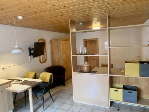 ラインスヴァイラーにあるFerienweingut Peter Stübingerのテーブル、テーブル、椅子が備わる小さな客室です。