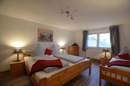 - une chambre avec un grand lit et une fenêtre dans l'établissement "Beim Brugger", à Lechbruck am See