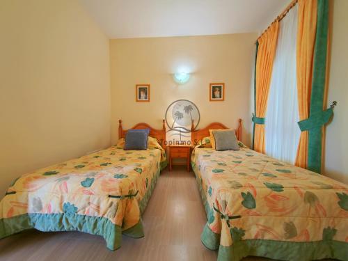 - une chambre avec 2 lits et un miroir dans l'établissement Cozy corner 2 bedroom apartment on new Island complex in marina harbour, à Benalmádena