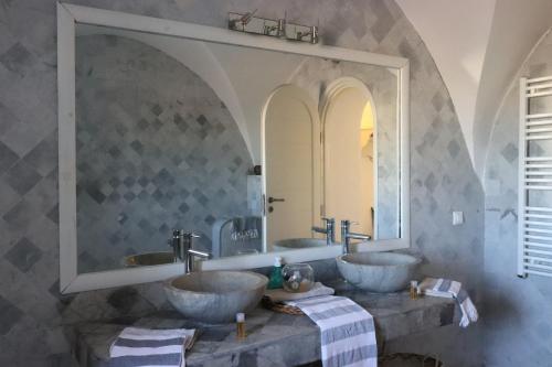 uma casa de banho com 2 lavatórios e um espelho grande em Villa Naïa Domaine Béluga Bounouma kerkennah em Sfax