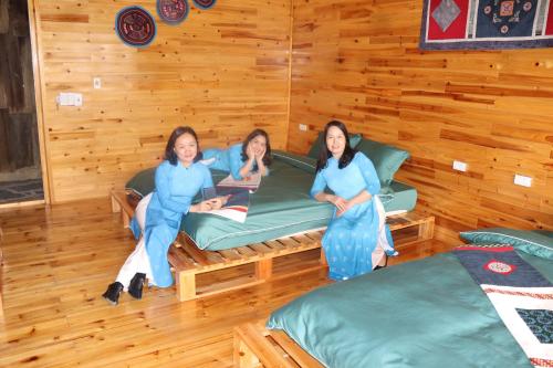 Επισκέπτες που μένουν στο Hmong Wooden Home